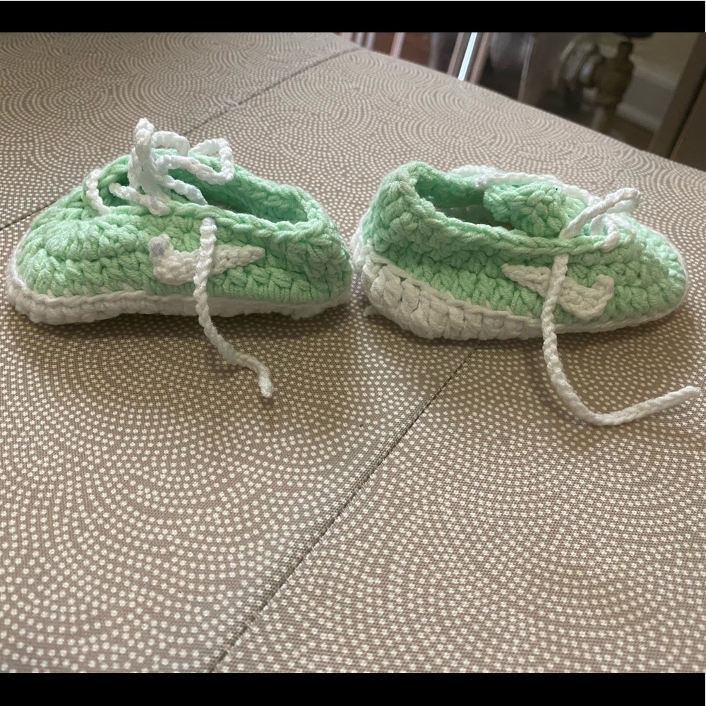 Light green newborn knitted booties Nike (0-3)